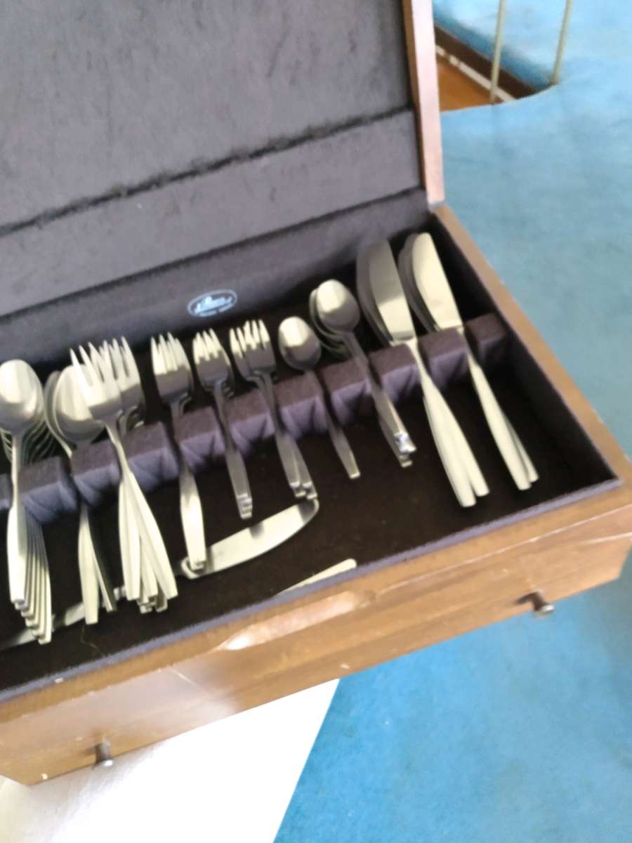 stainless steel dinner set for 6 like new
