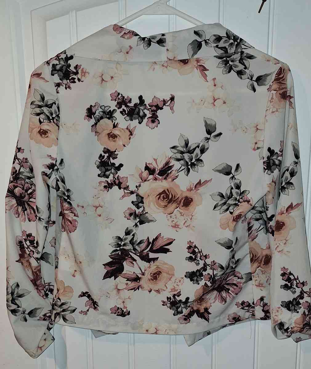 Love Tree Size Medium Silk Floral Blouse