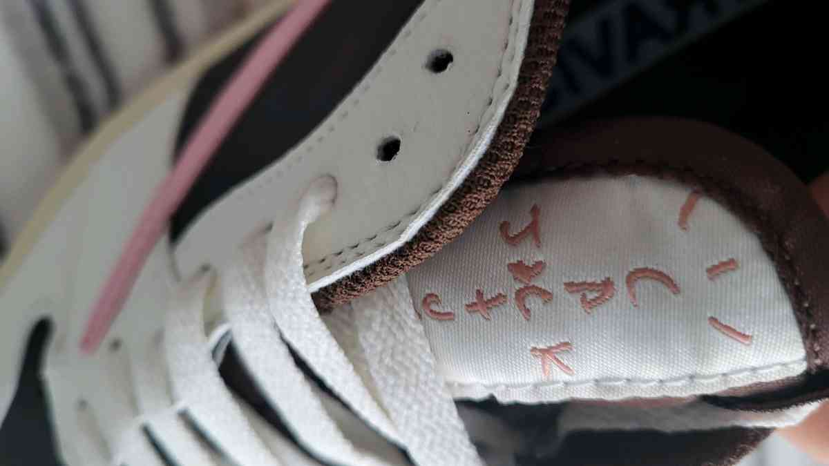 Jordan 1 low travis scotts