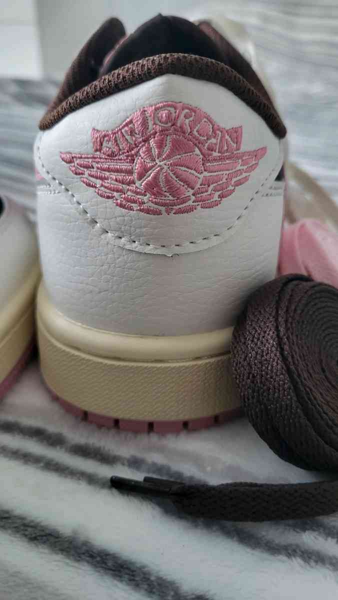 Jordan 1 low travis scotts