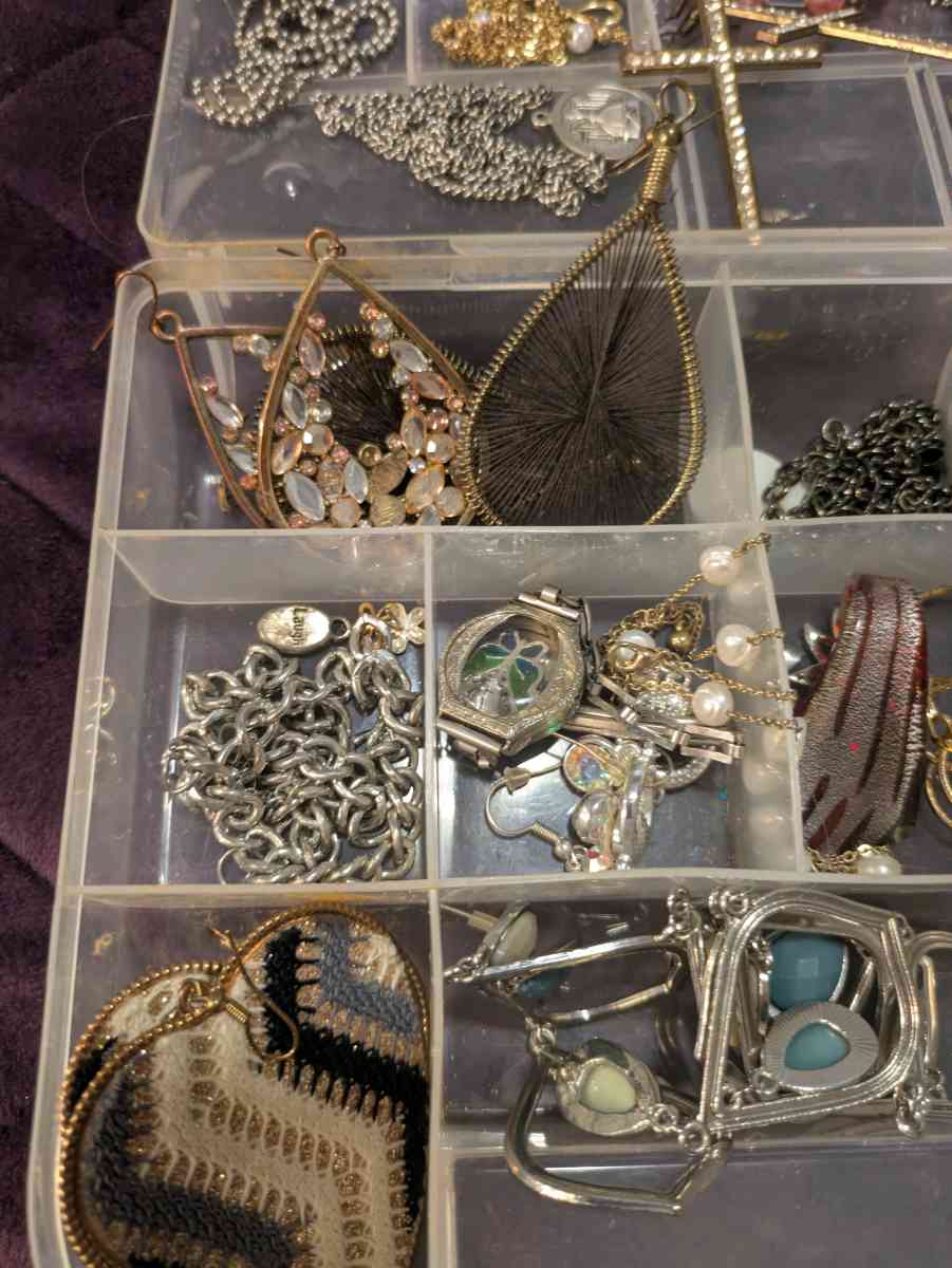 Lot of Womens Jewelry