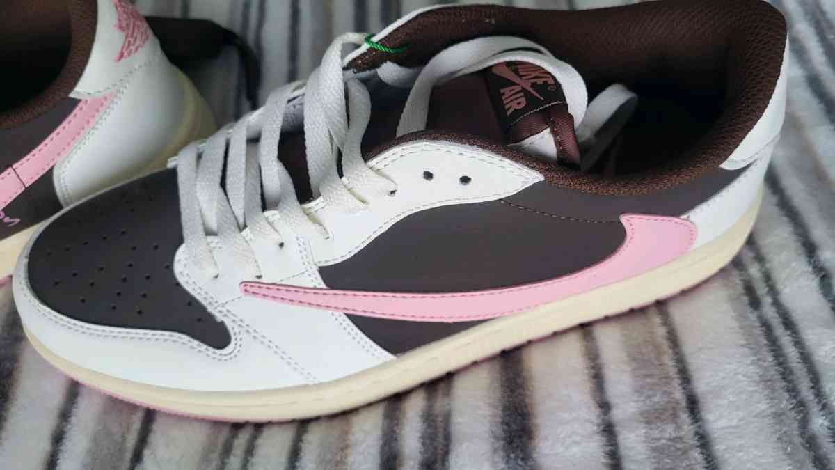 Jordan 1 low travis scotts