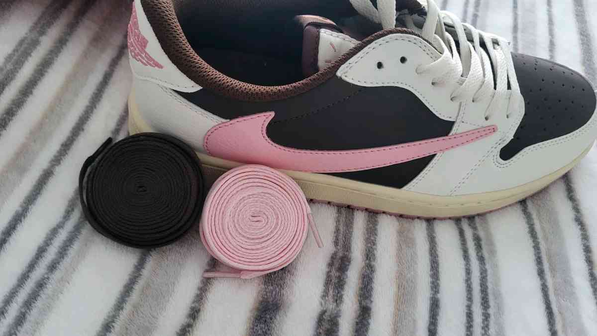 Jordan 1 low travis scotts