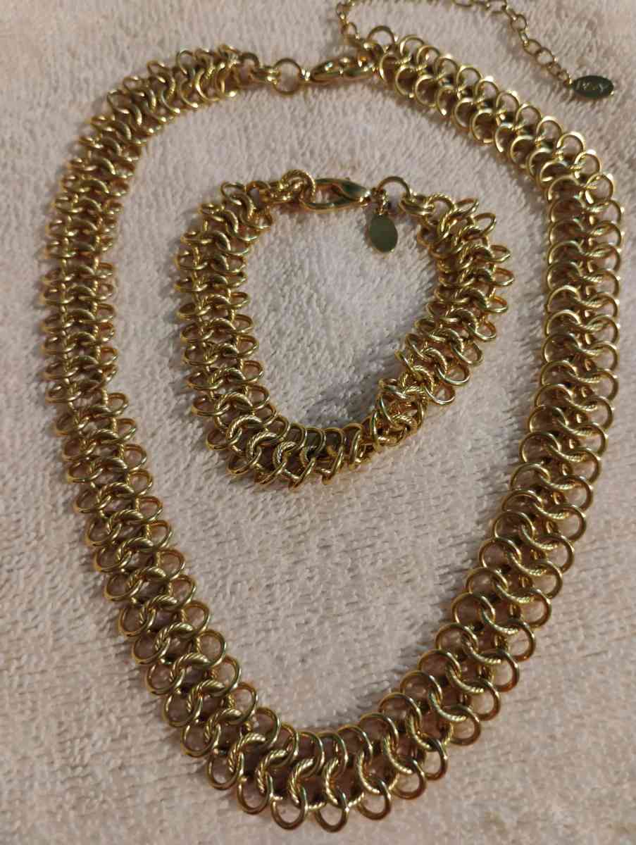 beautiful gold tone Necklace set