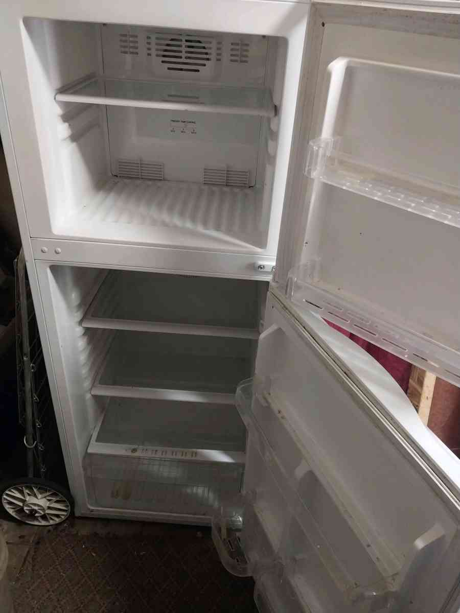 apartment size refrigerator