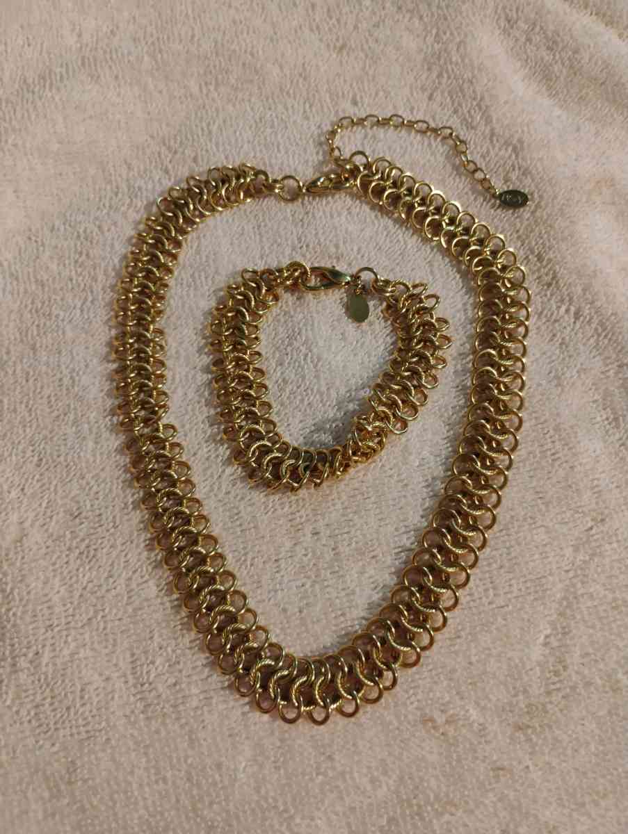 beautiful gold tone Necklace set