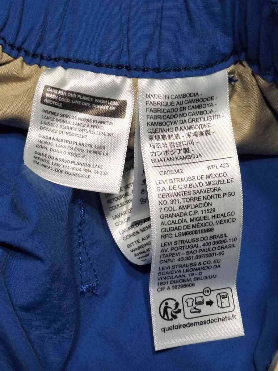 The product is a pair of Levis Trail Cargo Shorts in mens si