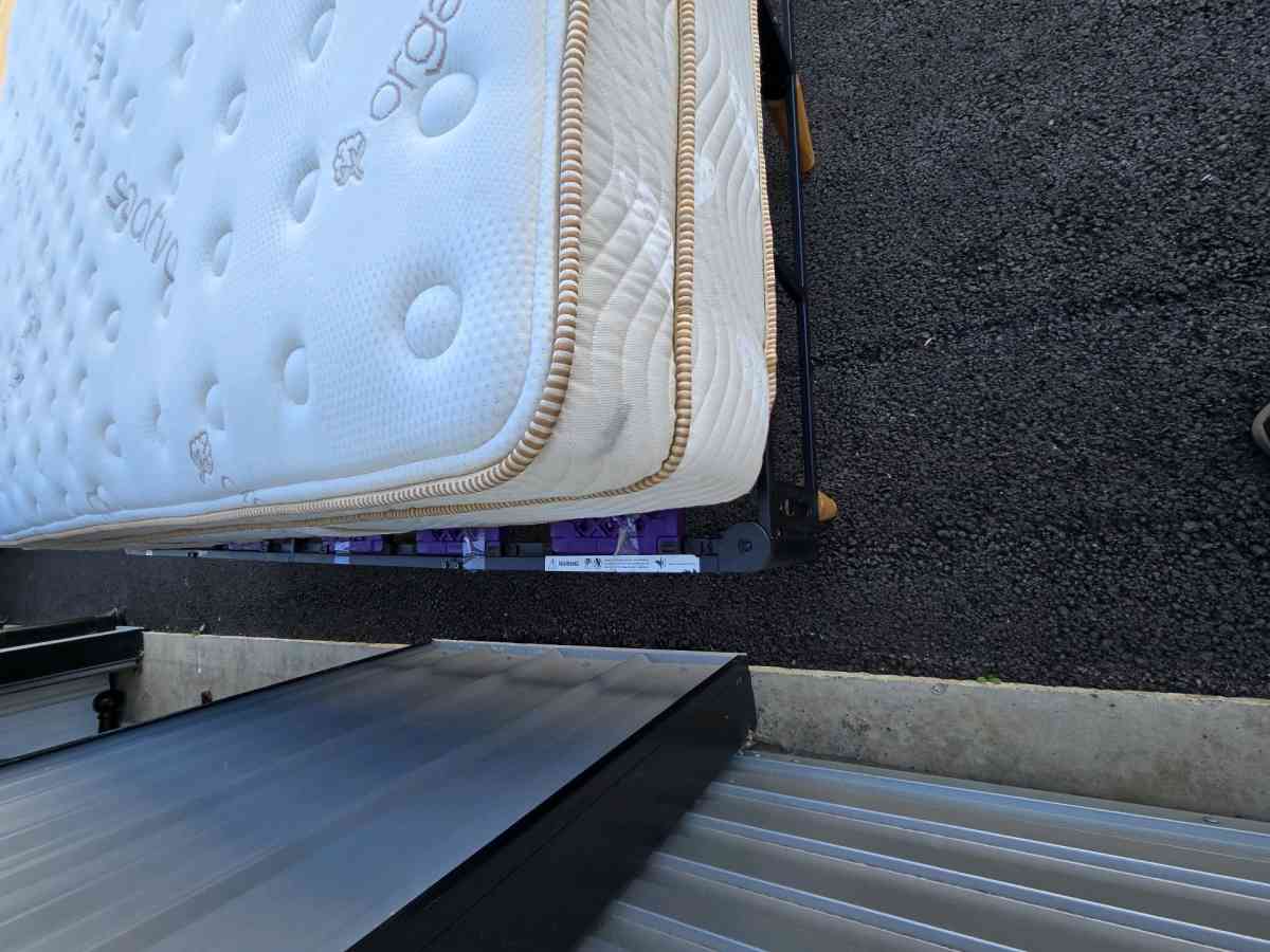 Great condition Saatva Classic Queen Mattress