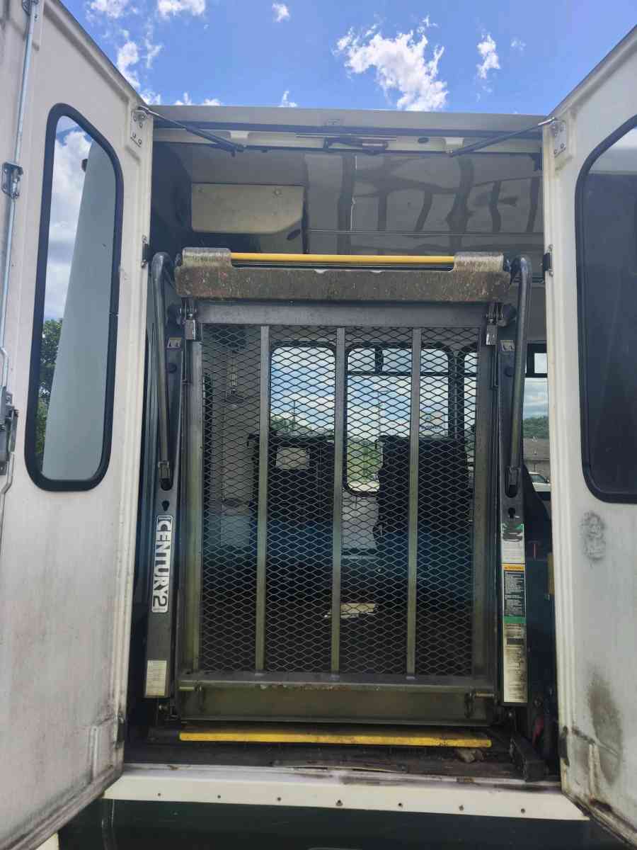 2011 Ford E450 Shuttle Bus