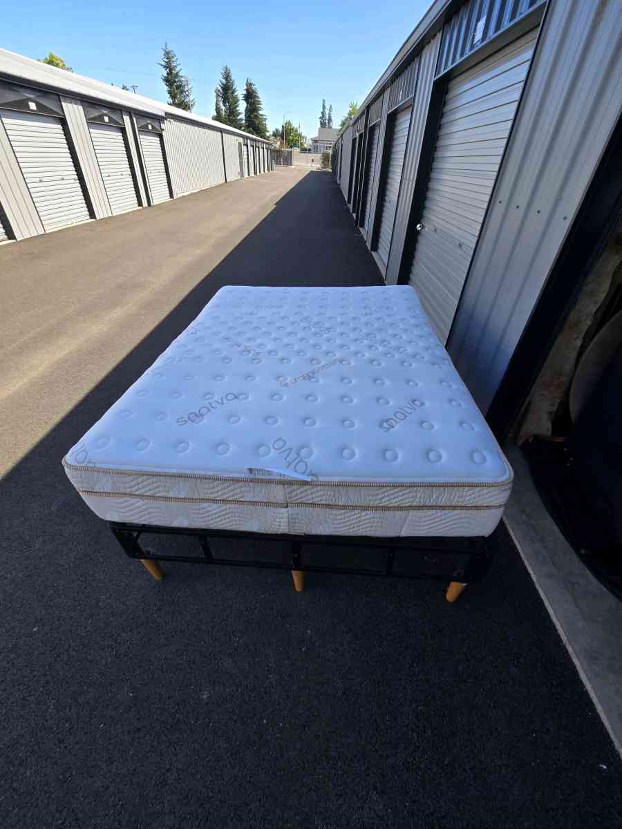 Great condition Saatva Classic Queen Mattress