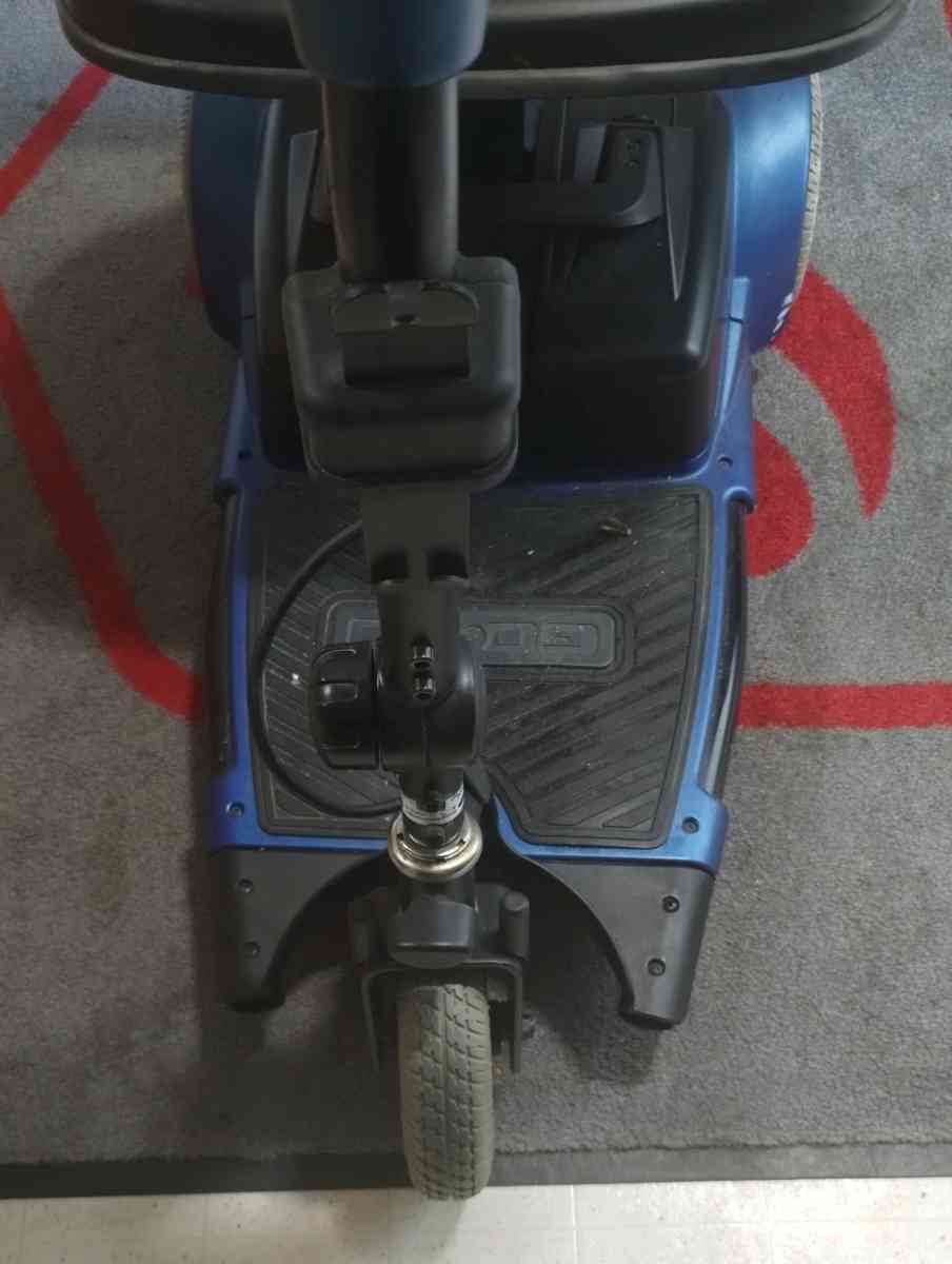 THREE WHEEL SCOOTER