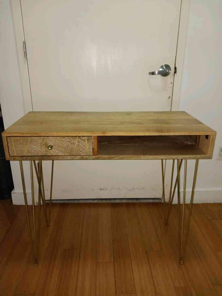 SAFAVIEH Marigold Wood Desk  Gold Legs  Modern  Stylish