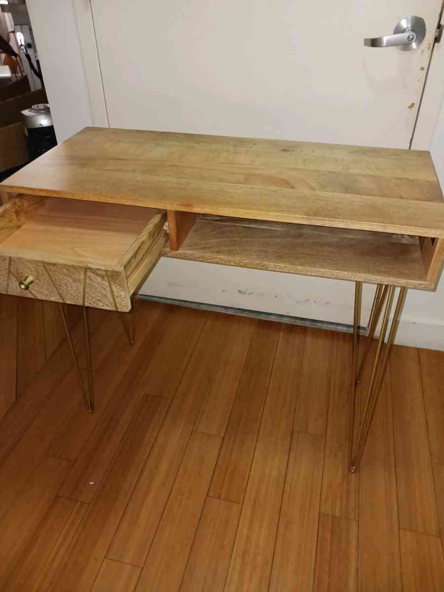 SAFAVIEH Marigold Wood Desk  Gold Legs  Modern  Stylish