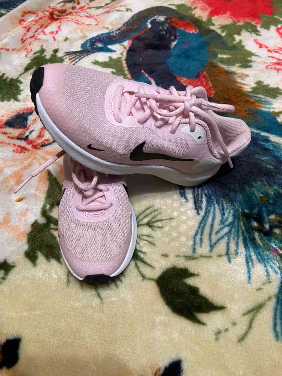 Girls Nike rosas size 2Y