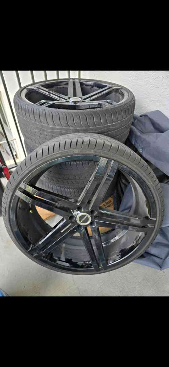 24x9 inch strada rims bolt pattern is 5x114