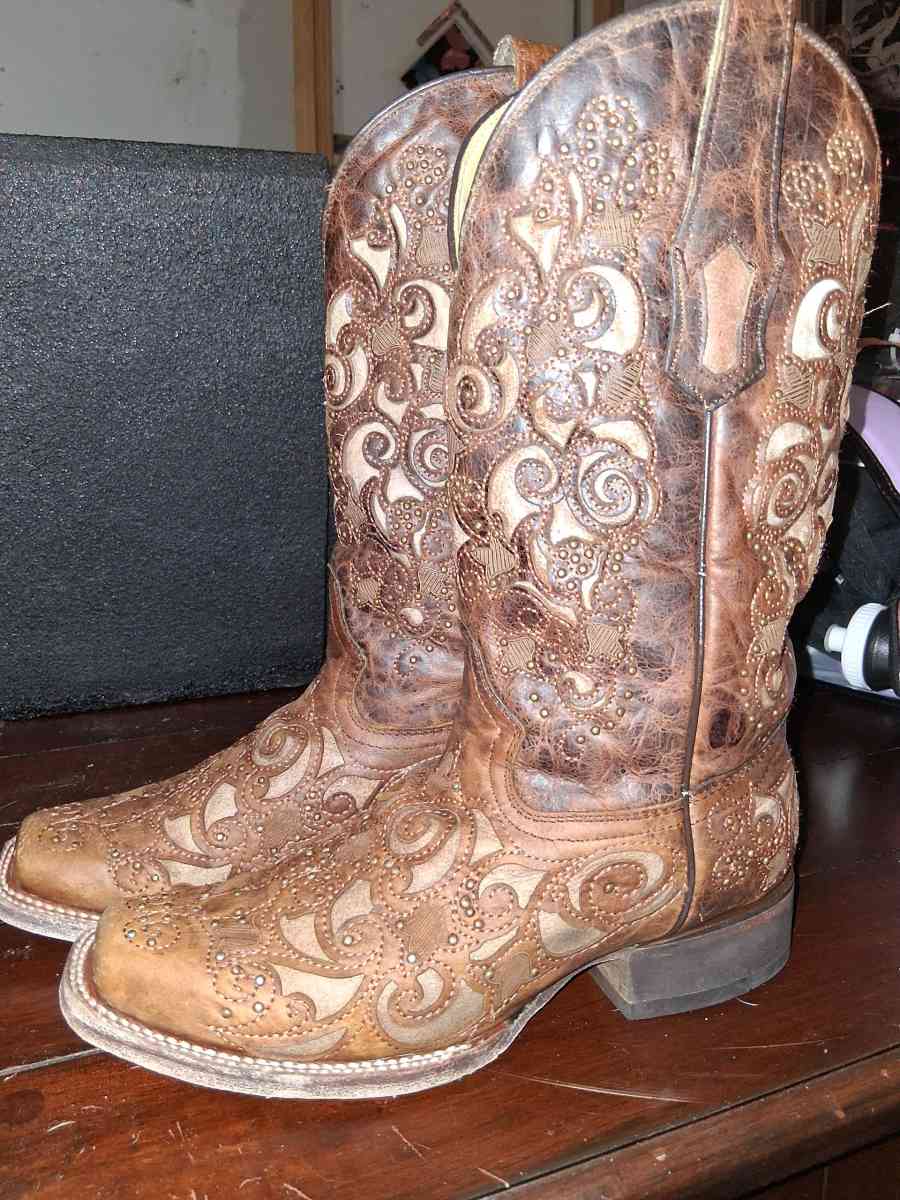 Corral Womens Embroidered Stud Inlay Western Boots