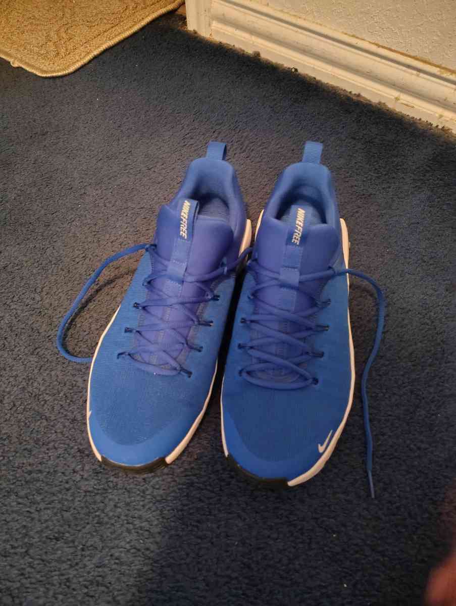 Nike athletic shoes 3 pump cover sweaters