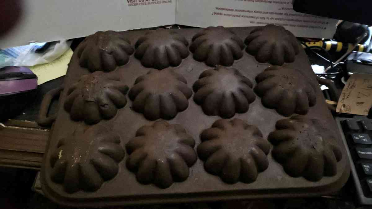 Heavy cast iron muffin pan