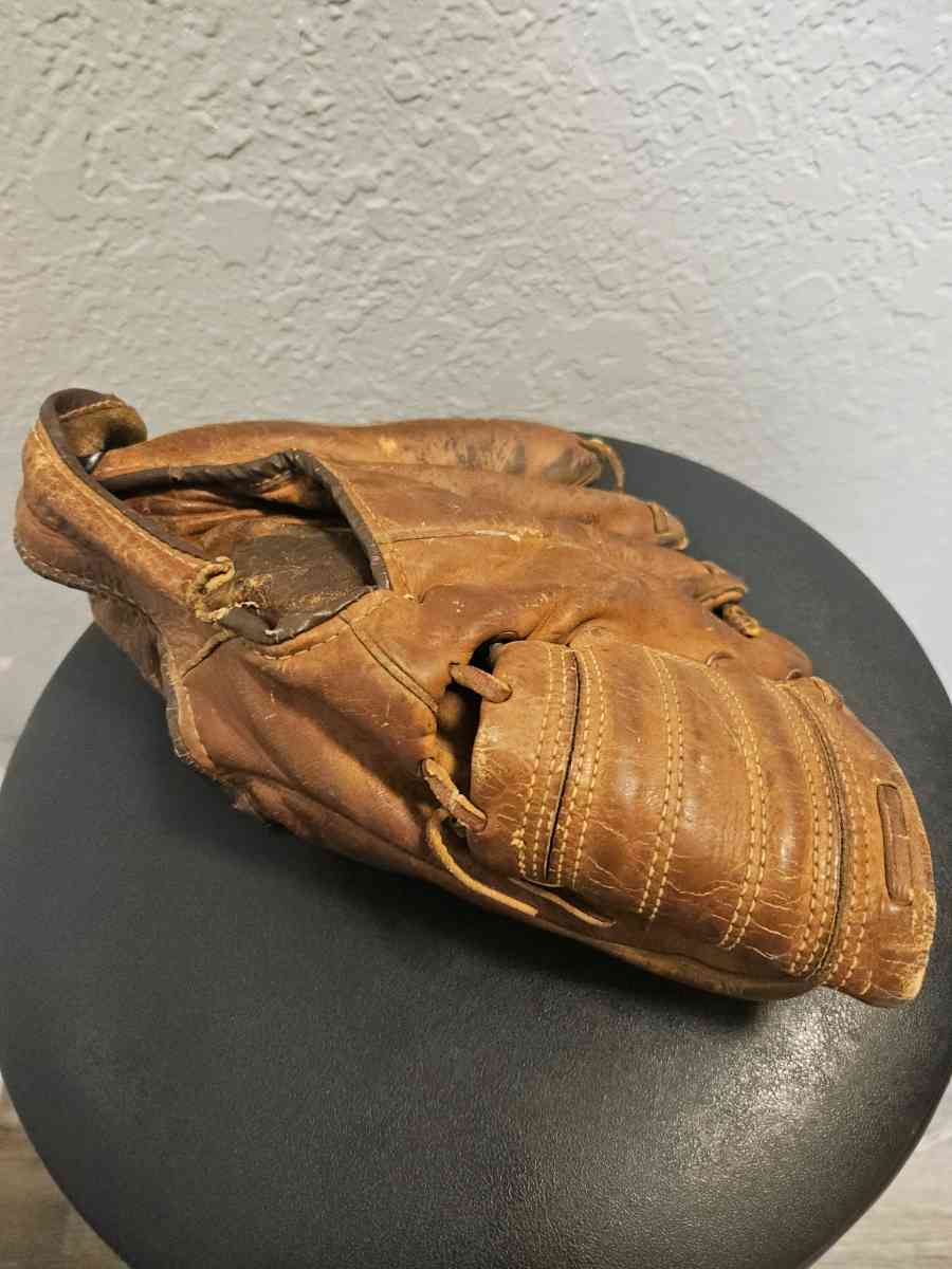Vtg Nokona G24 RHT Baseball Glove