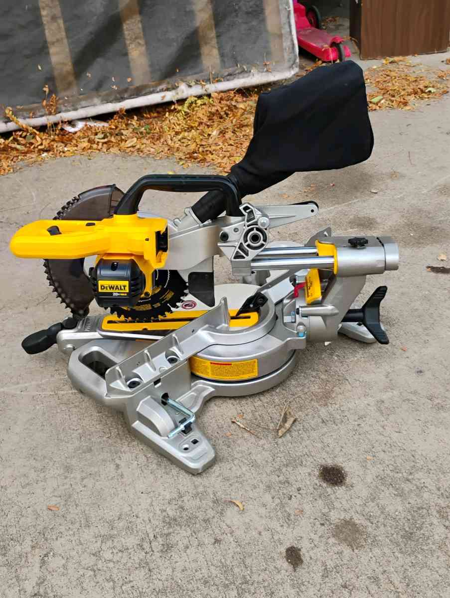 DEWALT 20V MAX 714 in Cordless Sliding Miter Saw with batter