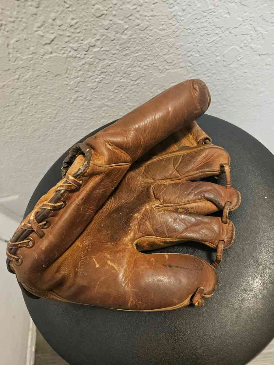 Vtg Nokona G24 RHT Baseball Glove