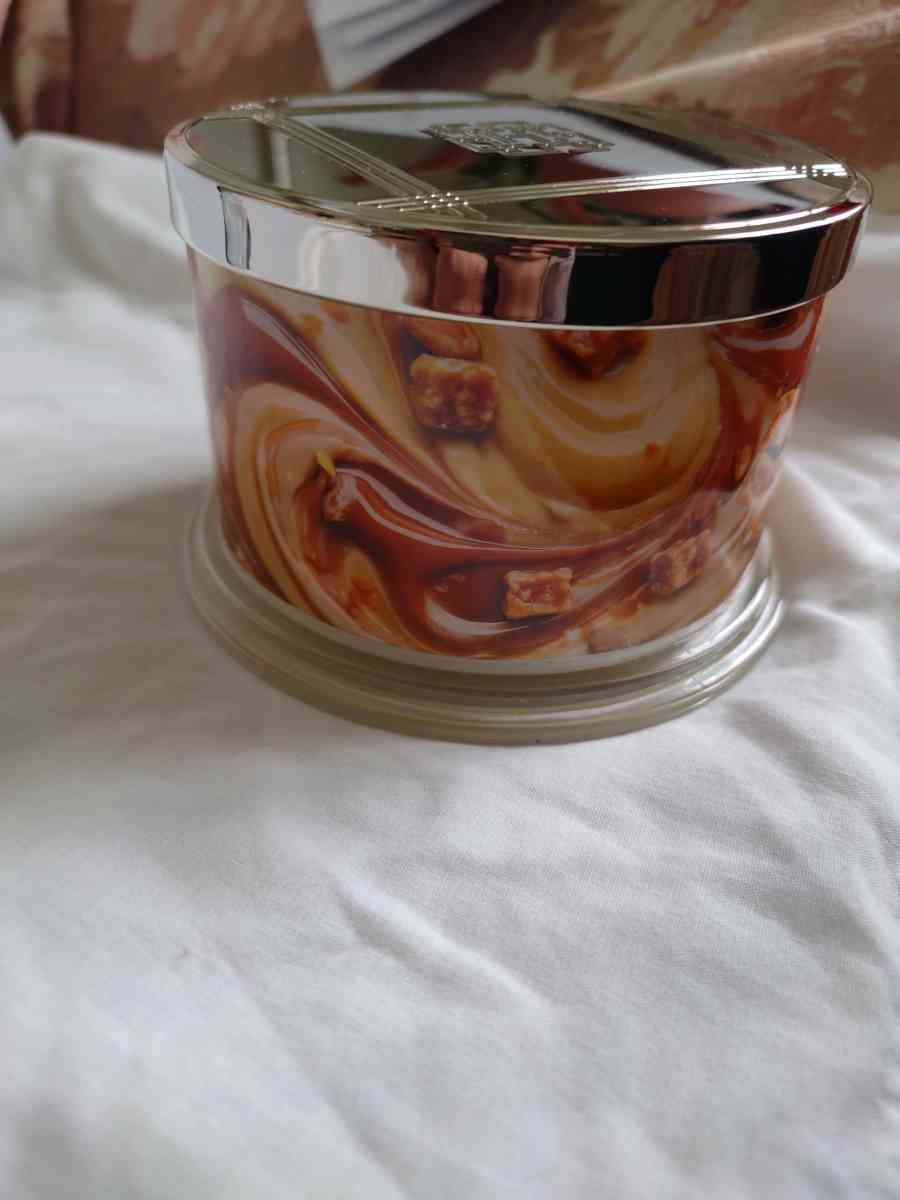 Caramel Toffee Swirl Homework Slatkin scented candle