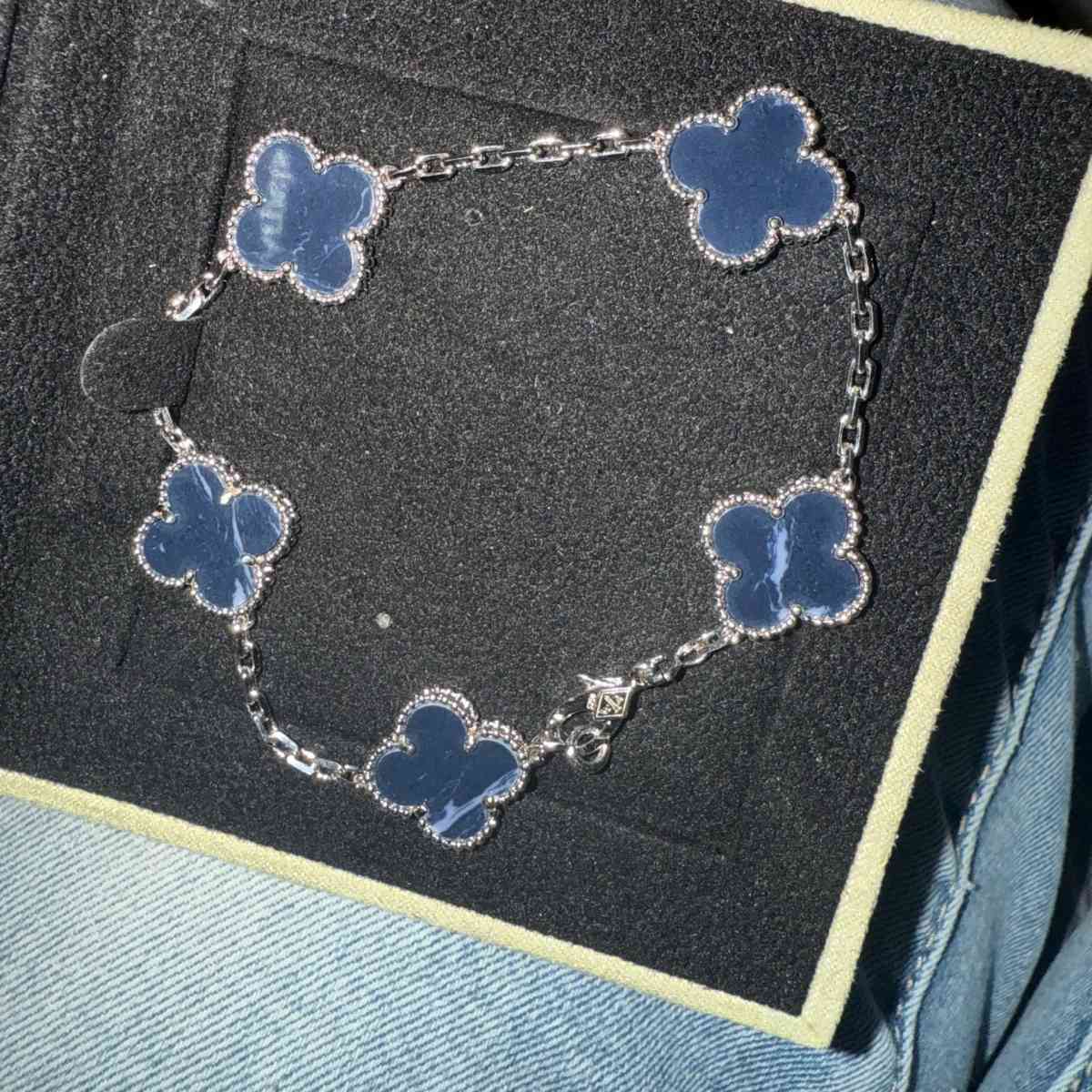 clover bracelet blue