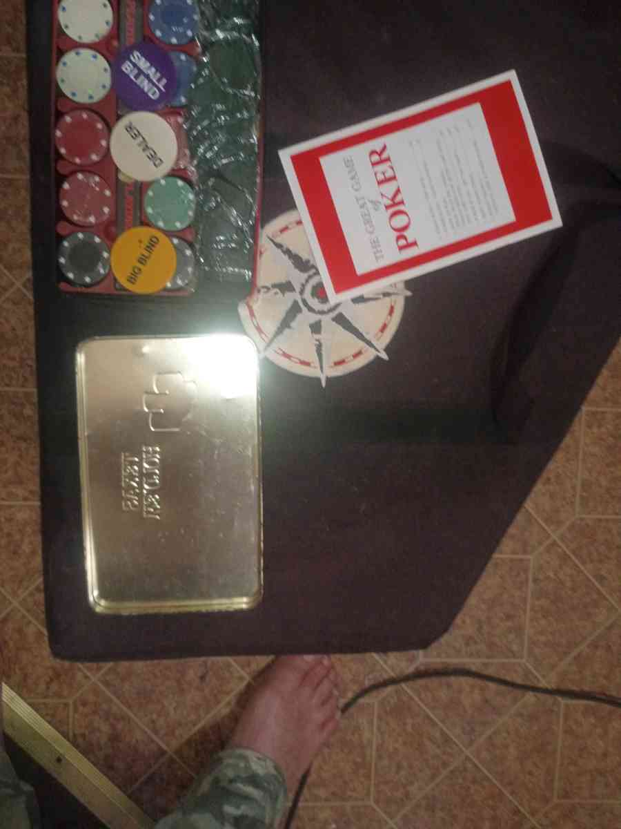 Texas Holden game never opened and fold out poker table