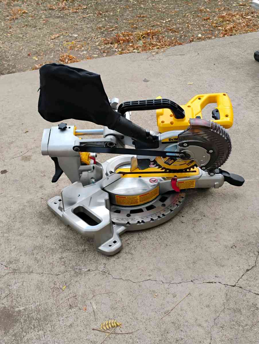 DEWALT 20V MAX 714 in Cordless Sliding Miter Saw with batter
