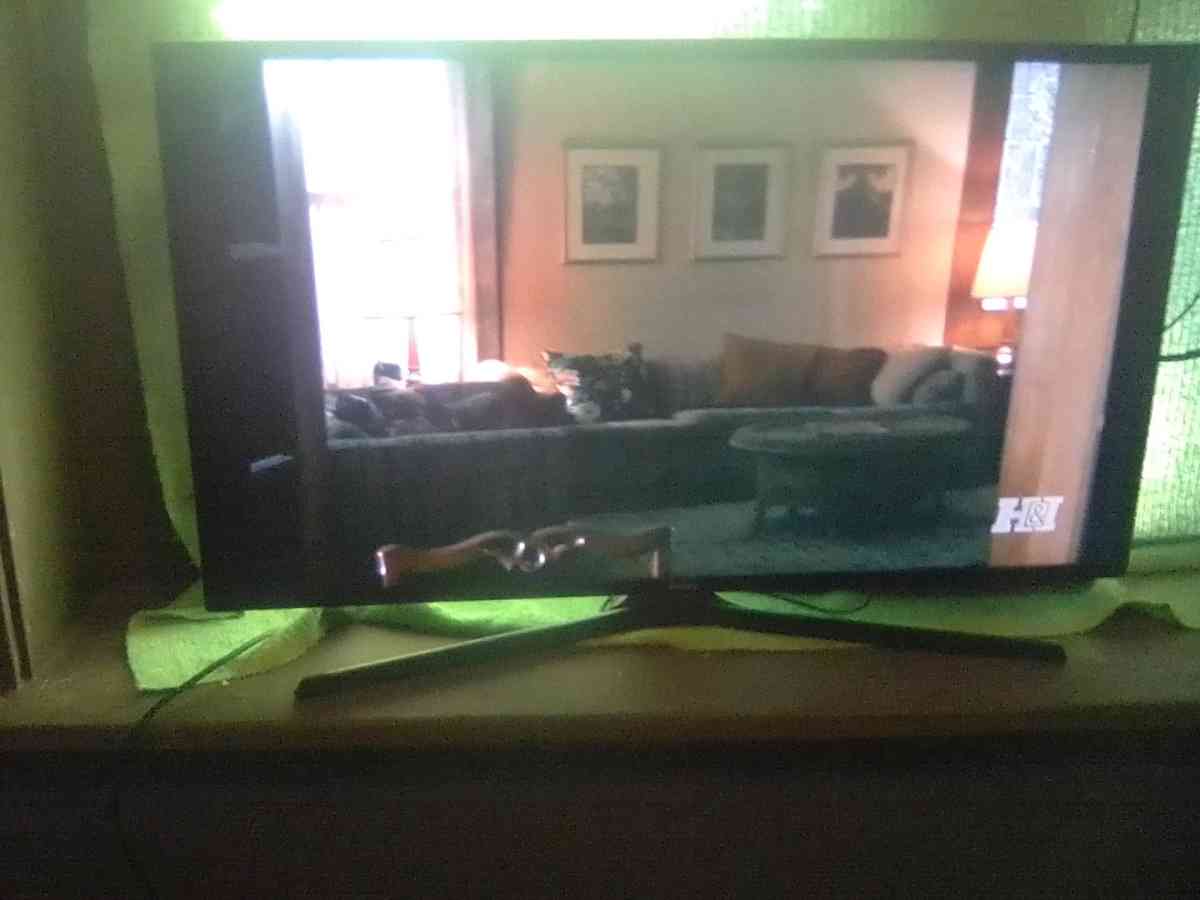 flat screen smart tv 40 inch plays excellent with remote