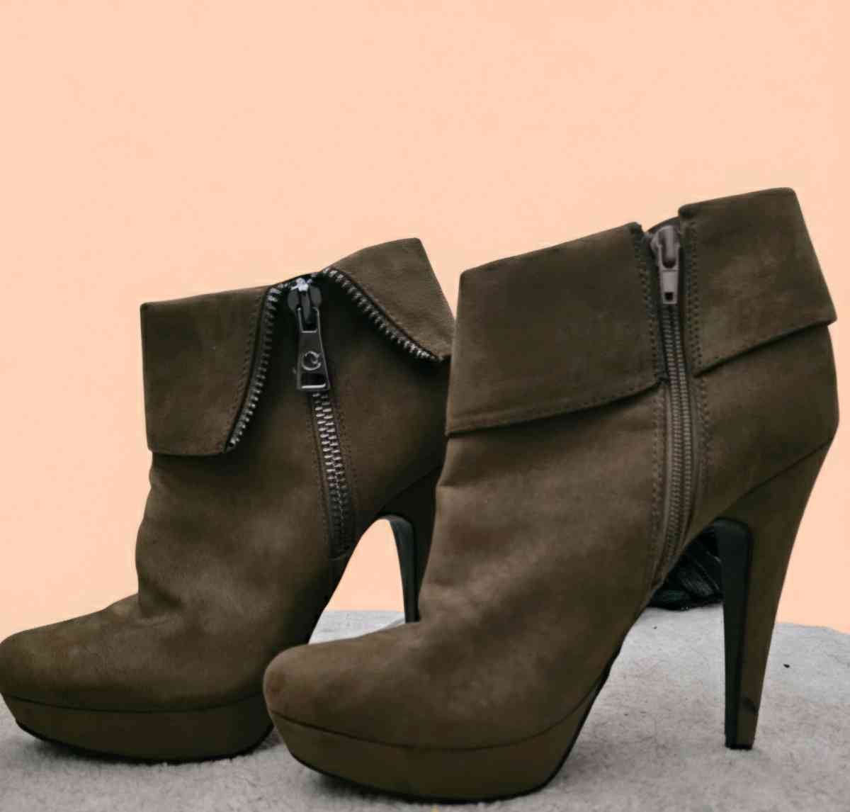 Womens GBG Los Angeles Hazel Greenish Brown suede size 9 ank