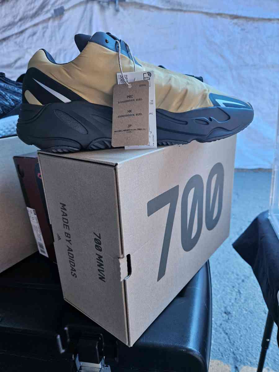yeezy  700