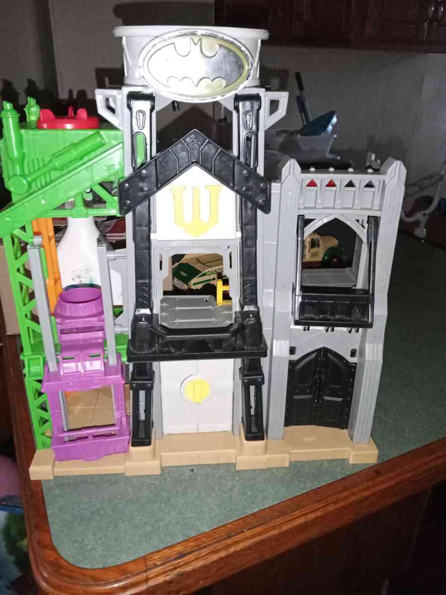 Batman castle with one Batman figurine