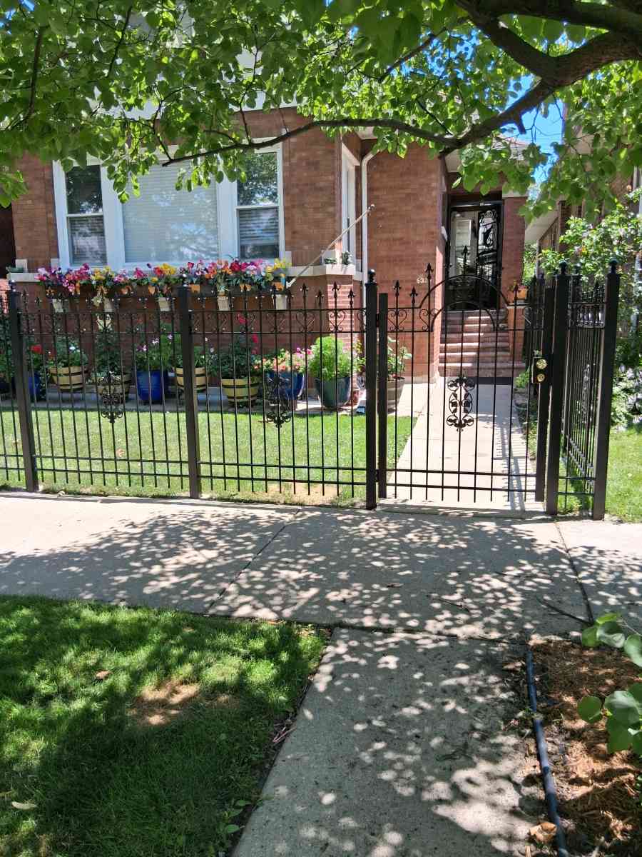 cercas de hierro con madera y de puro hierro