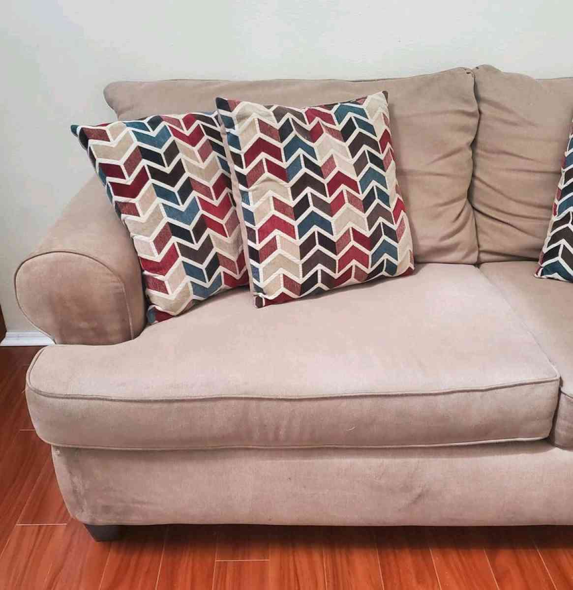 Loveseat Couch With 4 Pillows Read Description