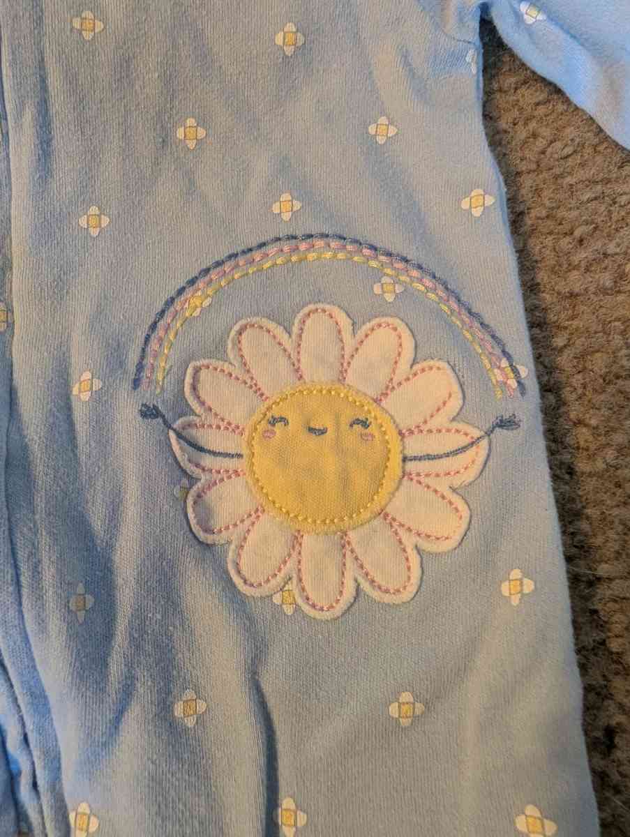 Baby sleepsuit with feet with a white flower