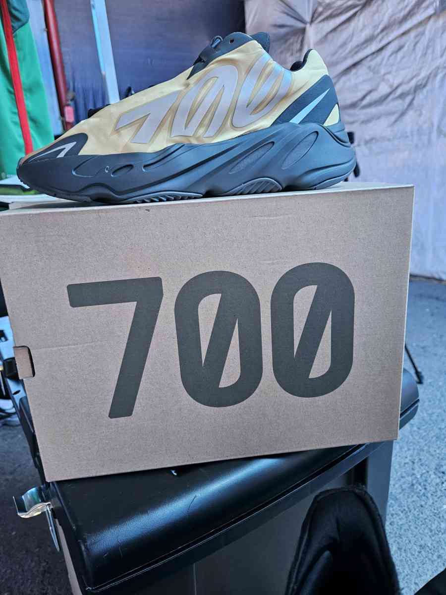 yeezy  700