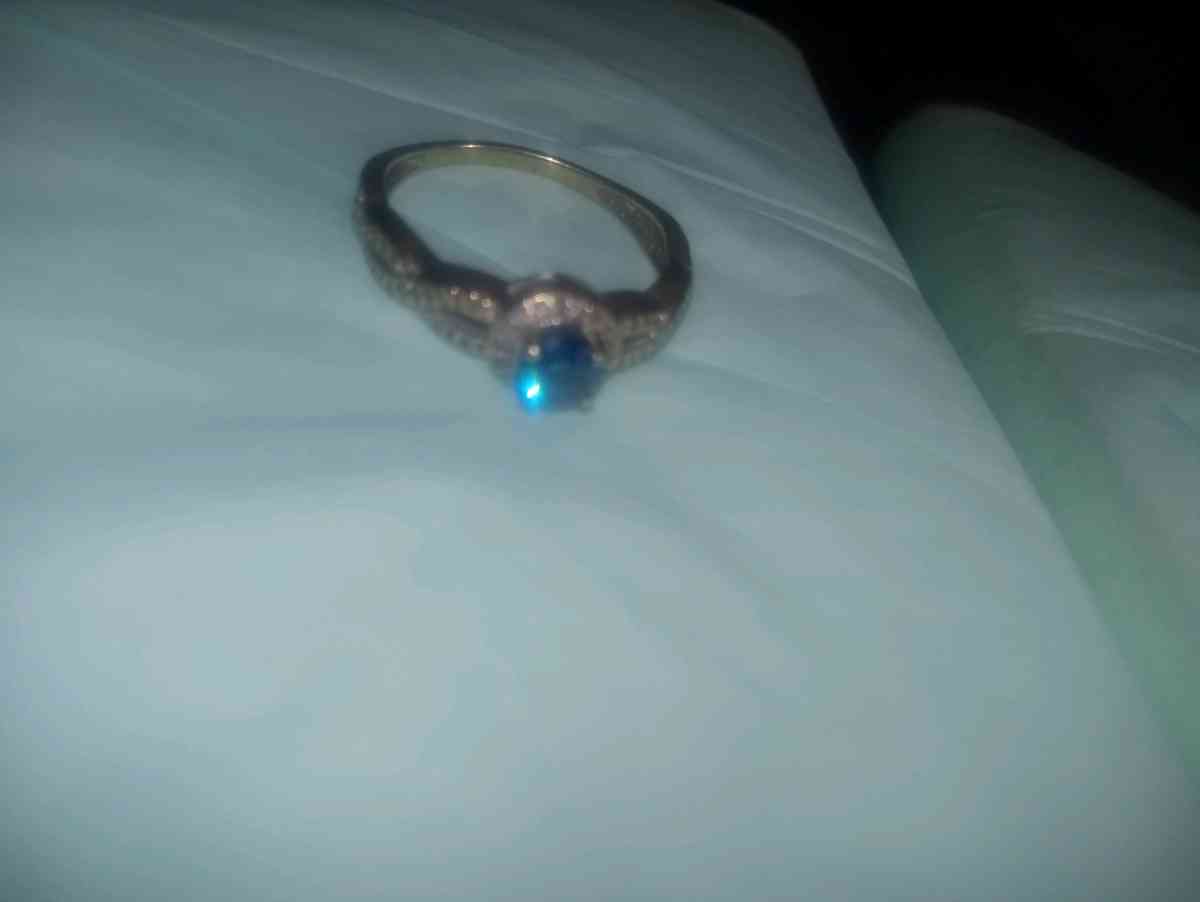 14k white gold and blue diamond ring