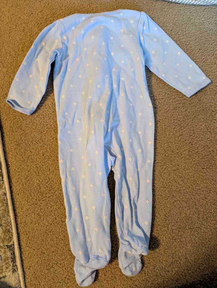 Baby sleepsuit with feet with a white flower
