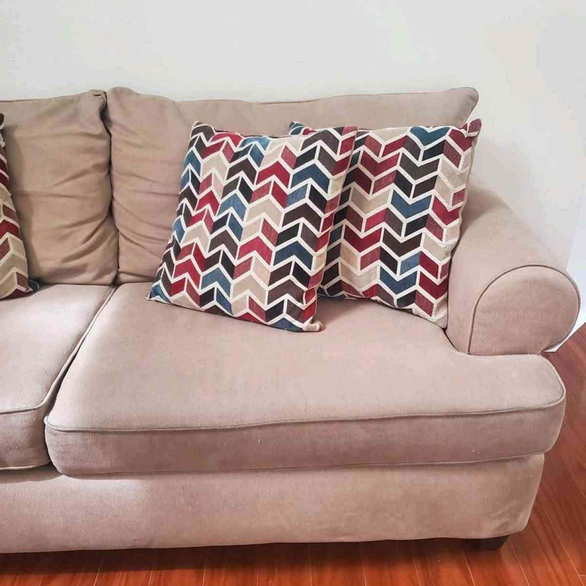 Loveseat Couch With 4 Pillows Read Description