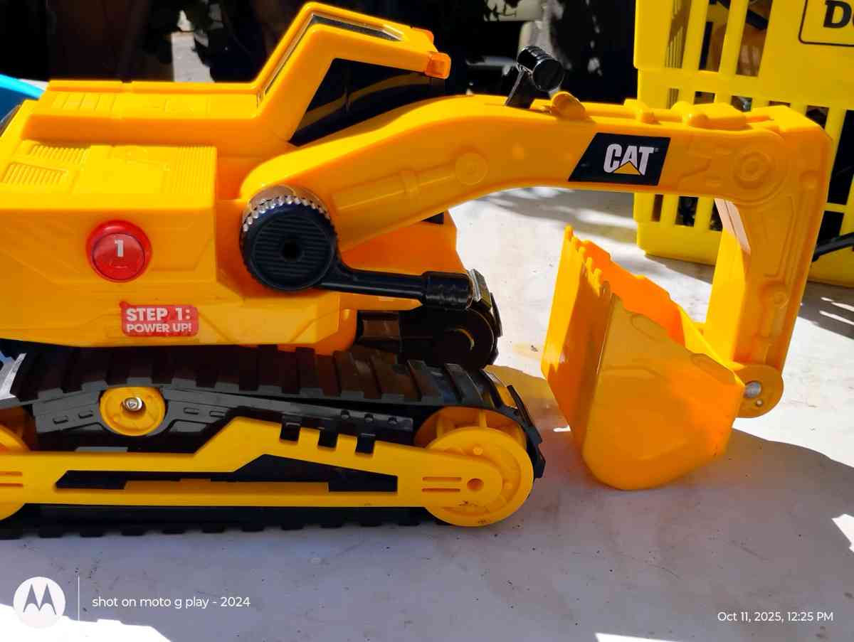TOY BULLDOZER