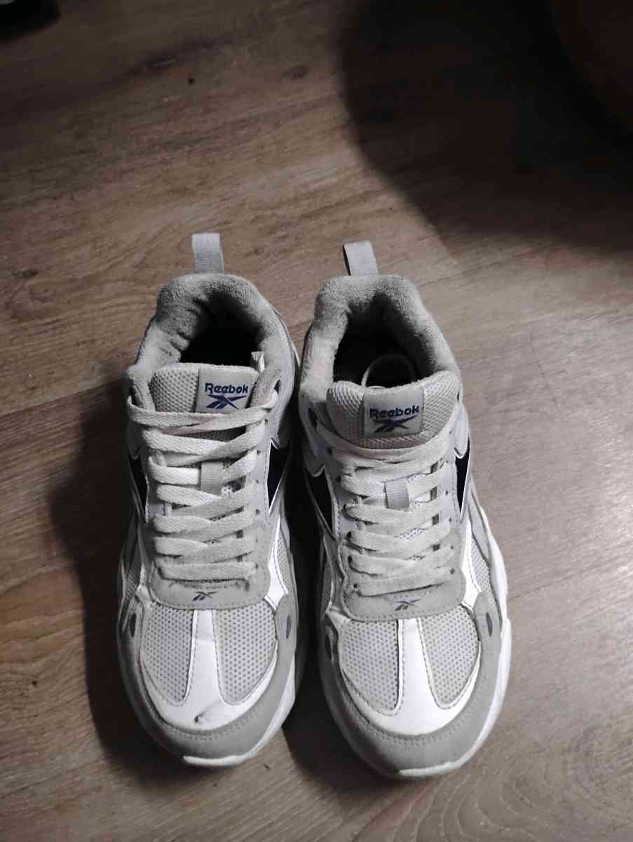 Slightly worn womens Reebok sneakers size 5