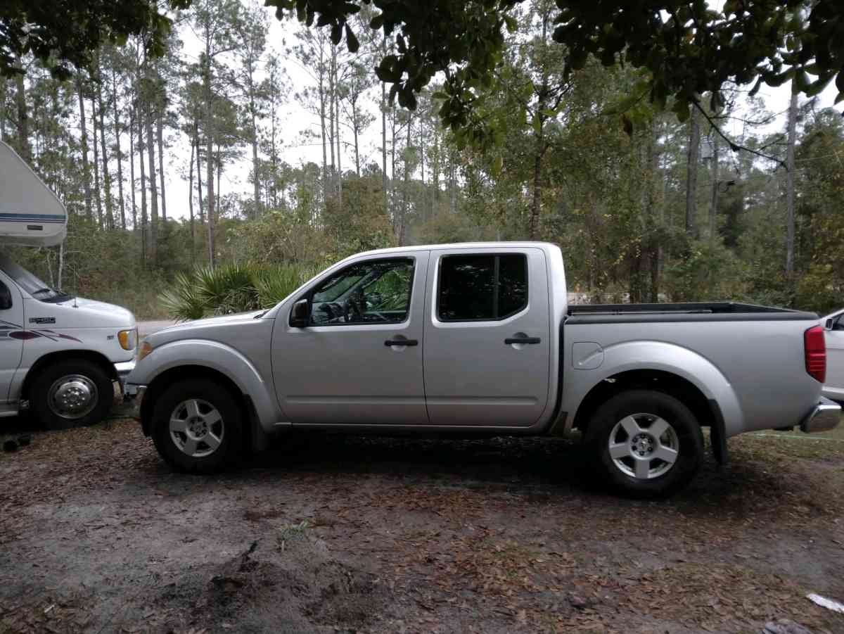2005 Nissan 4 door crew cab pick up truck
