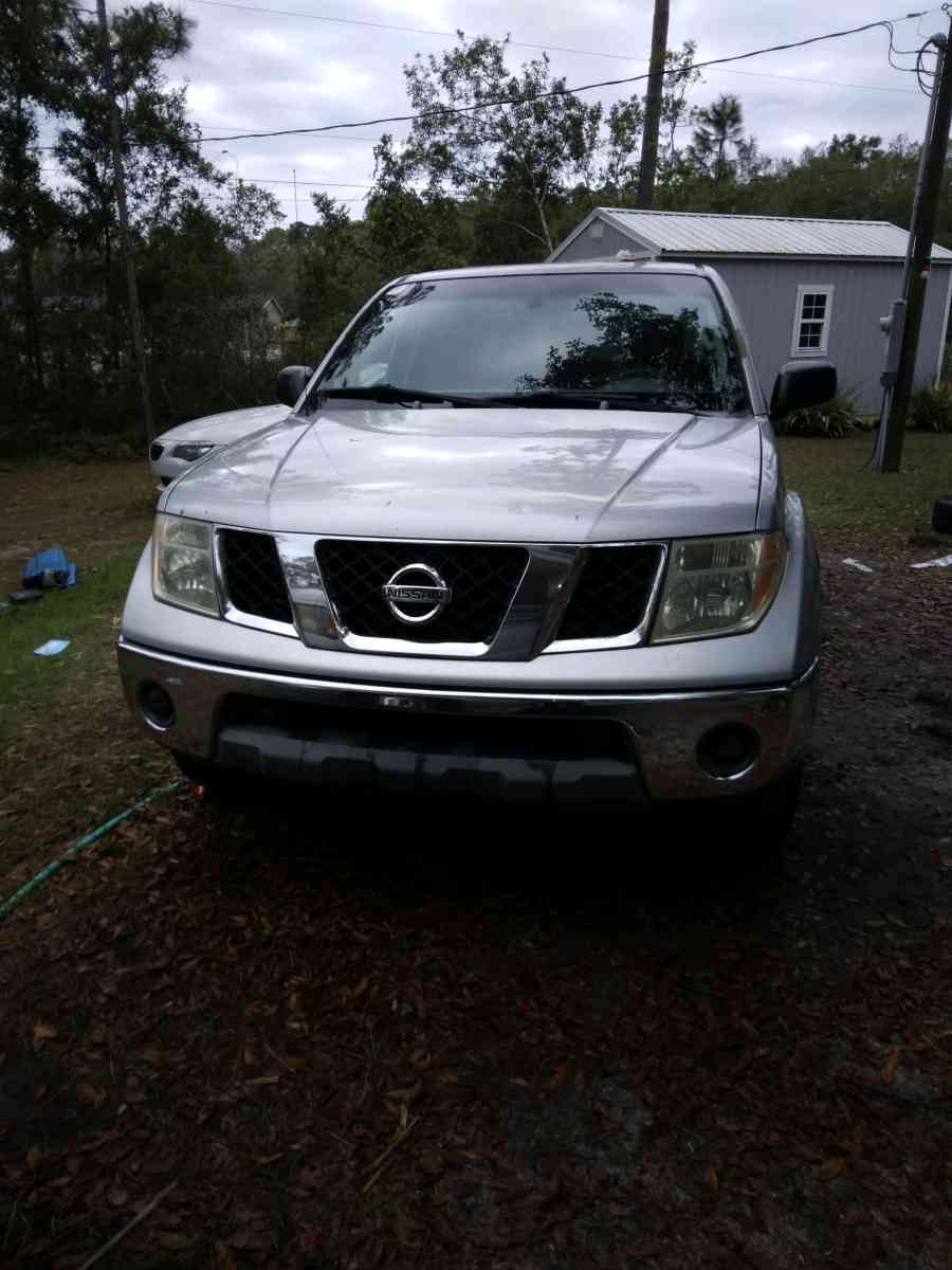 2005 Nissan 4 door crew cab pick up truck
