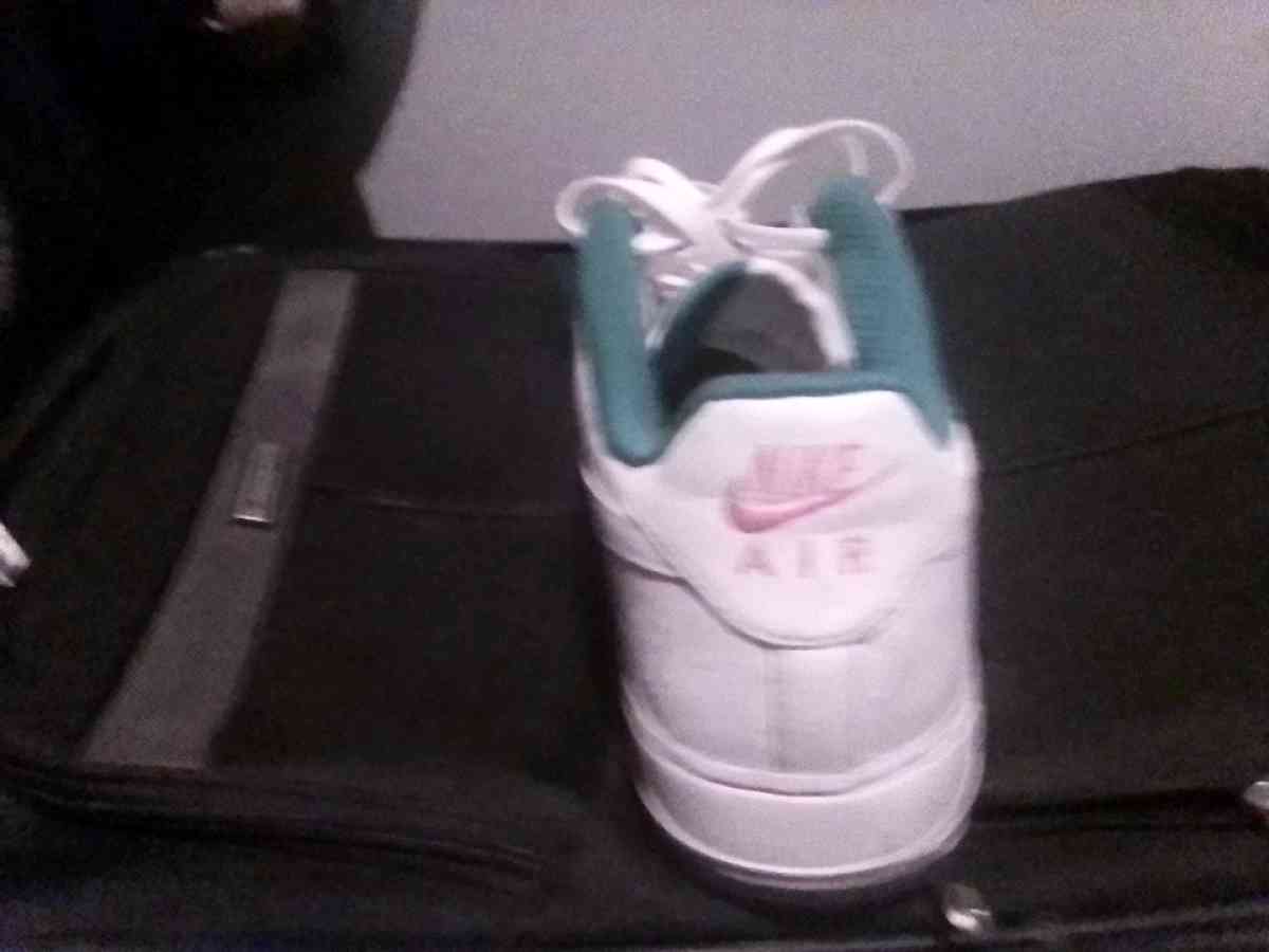 mens Nike tennis shoes size 11