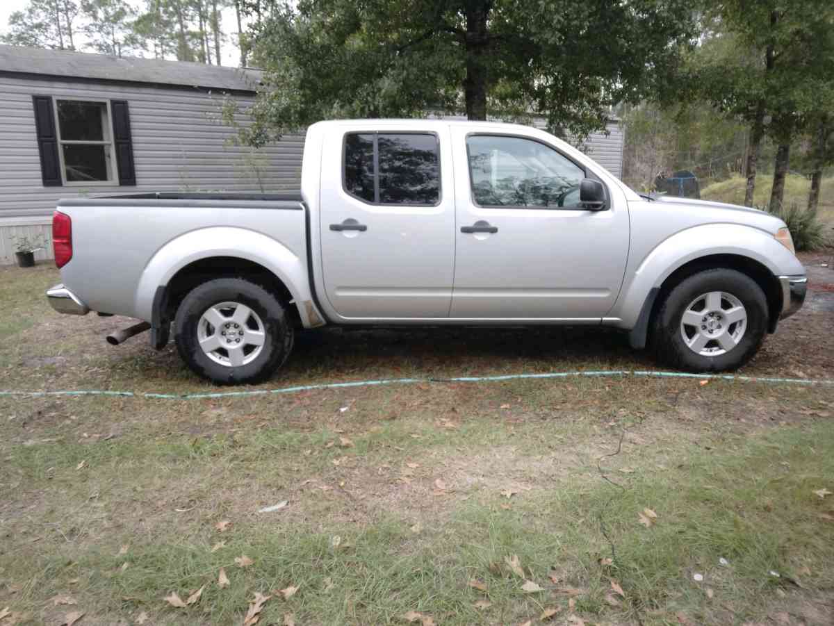 2005 Nissan 4 door crew cab pick up truck