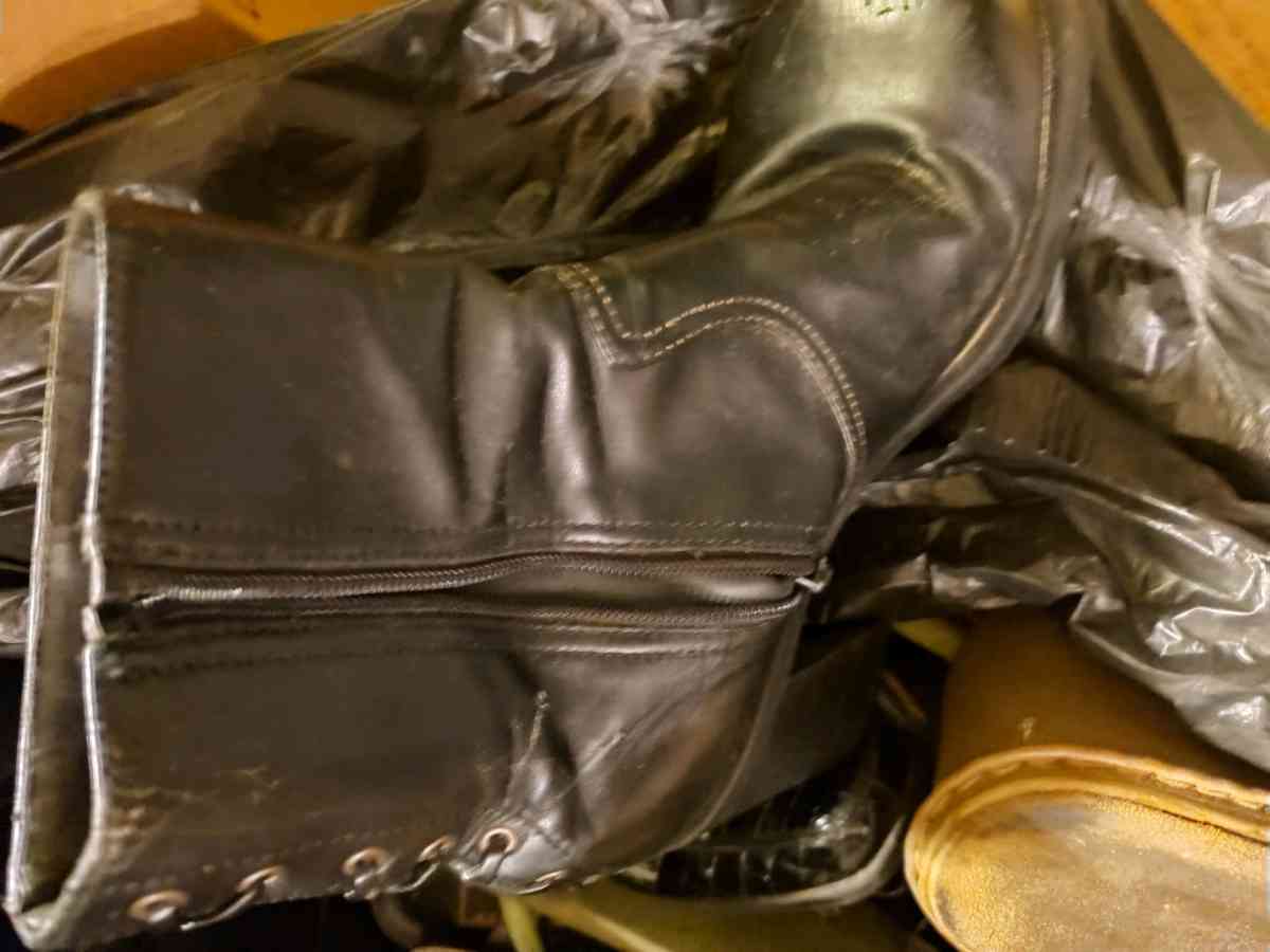 black foe leather boots