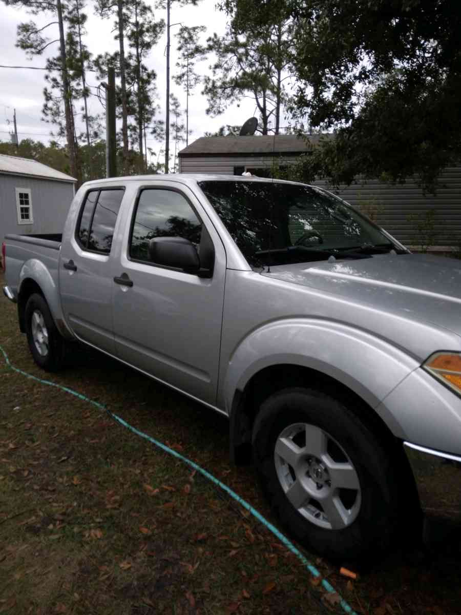 2005 Nissan 4 door crew cab pick up truck
