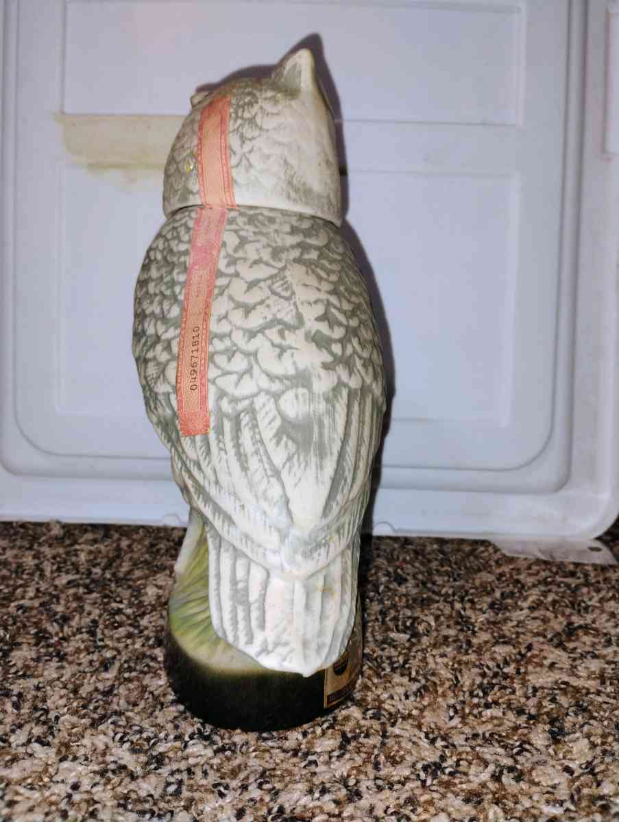 1979  collectible Jim Beam owl decanter empty  flawless