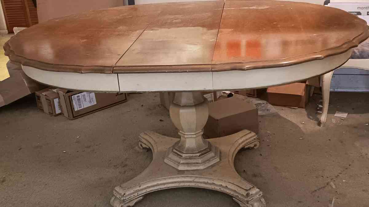 VINTAGE DINING ROOM TABLE
